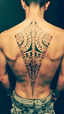  Tatouage maori, polynésien de forme triangulaire sur le milieu du dos